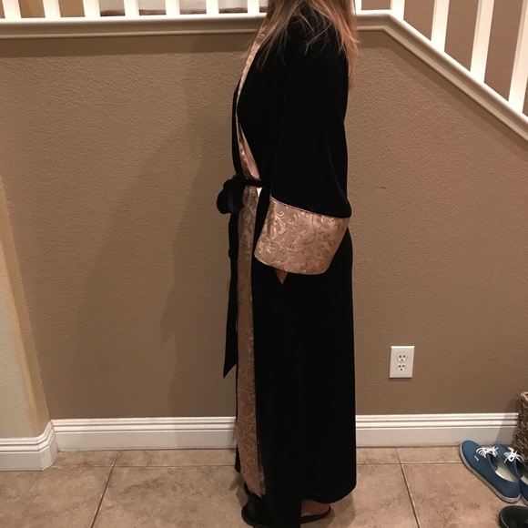 Delicates Long Black Velvet Robe with Gold Accents Sz.Large - Picture 5 of 5